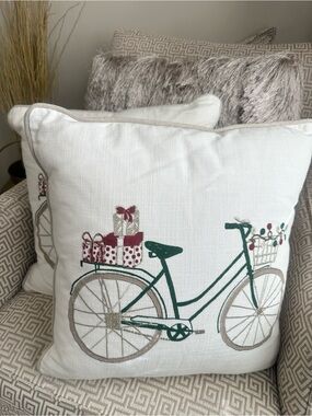 Bassett Christmas Novelty Accent Pillows (2)